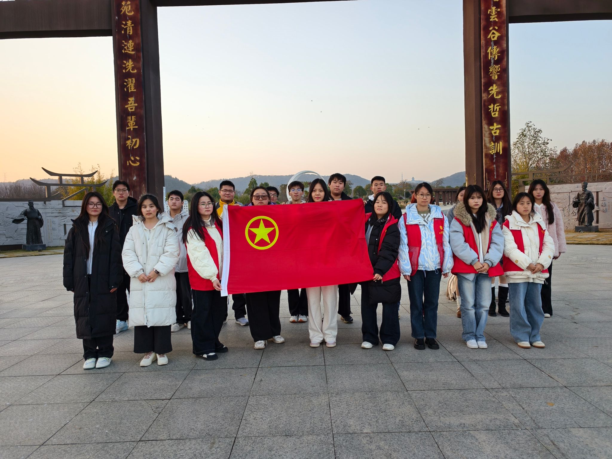 信息工程学院团总支开展“国际志愿者日”镜园清扫志愿服务活动